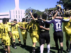LOS JUGADORES FESTEJANDO CON LOS HINCHAS