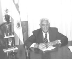 El Sr. Antonio B. García en su oficina de la Federación.