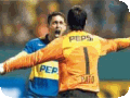 El pato festeja con traverso, después de que mete el último penal