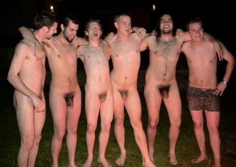 Amigos entusiastas que están disfrutando libremente de un momento emotivo.