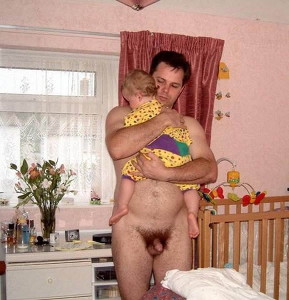 Imagen de un papá que sabe expresar muy bien ternura y contención a su bebé, brindando el calor afectivo de todo su ser.