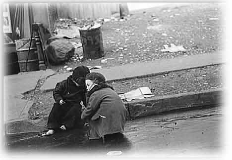 Children playing in gutter (Nios jugando en la cuneta)
