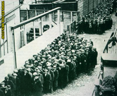 Desempleados  ante un asilo municipal en NuevaYork, 1932 (Unemploymen in the presence of a municipal refuge in New York, 1932)