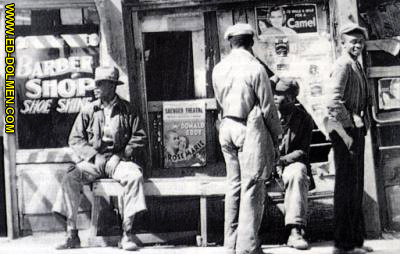 Hombres en la puerta de una tienda en Mississippi (Men at the doors of a Mississippi's store)