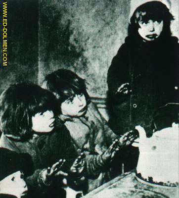 Nios de un barrio obrero durante la depresin,1930 ( Kids from a Shanty town during the Depression, 1930)