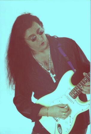 Charly tocando su Fender...