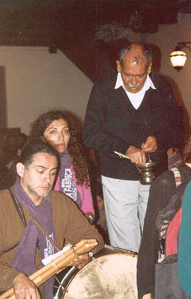 El sacerdote bendiciendo a cada integrante de la banda
