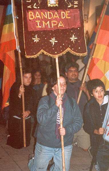 Entrando de rodillas a la iglesia de Tilcara