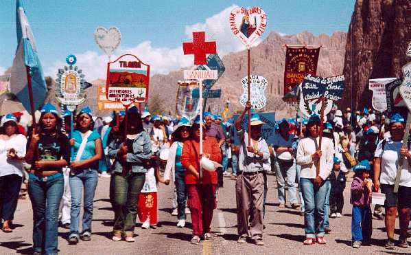 Representantes de las diferentes bandas portando los estandartes en la 'Megabanda'