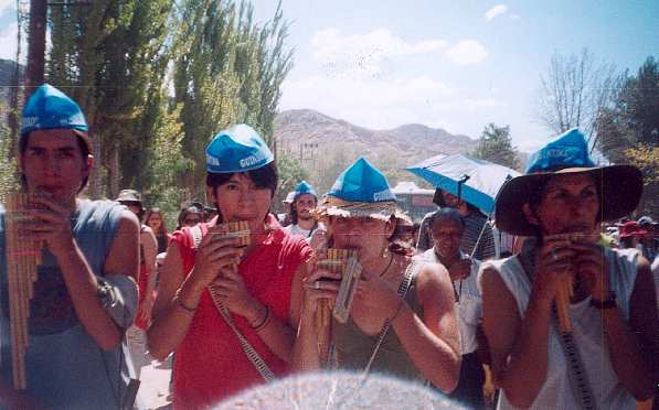 Pablo, Mallku, Juliana y Cristina participando de la 'Megabanda'