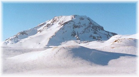 Campamento base, al fondo Volcan Descabezado Grande
