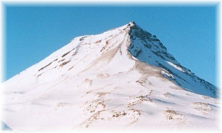 CAmpamento base, al fondo Cerro Azul