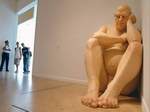 Esculturas de Ron Mueck. Hombre sentado.