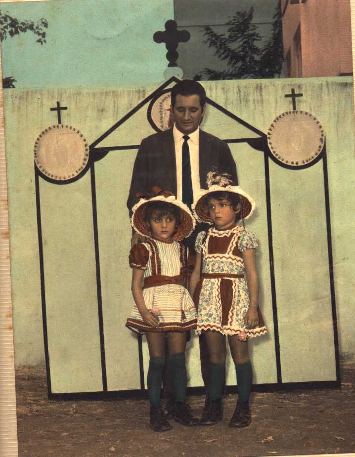 Antonio and daughters (87k)