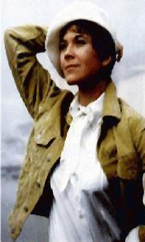Tara King holds her hat!