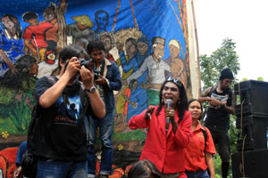 Yuli gives a flaming speech in front of palace