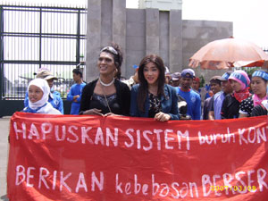 Mulim women and transgender activists hand in hand