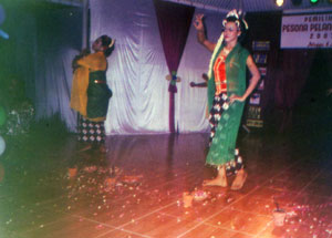 Tari-tarian sebagai warming up.