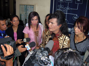 Yuli Rettoblaut facing up the press