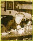 Matilde Serao alla sua scrivania