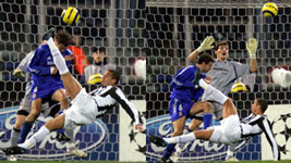 Trezeguet tries an acrobatic kick and levels the aggregate at 1-1