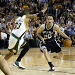 Ginobili drives past Daniels and passes ...