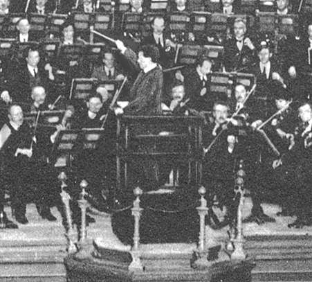 PHOTO: Mengelberg and the 
Concertgebouw Orchestra in 1919
