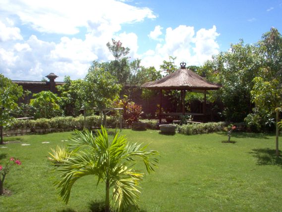 House for sale in Cakranegara city centre, Information property private house for sale: Building size 12 x 5 meter, Land area 725sqm or 725m2 or 7,25 are, this commercial property residence and residential | private house | private home, by car to Selaparang Airport around 10 minutes, by car to the market 2 minutes, by car to shopping mall 3 mnutes and close petrol central, to Senggigi tourism central by car 20 minutes, Price: in IDR 350 million and urgently request!
