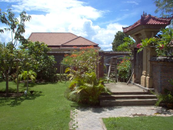 House for sale in Cakranegara city centre, Information property private house for sale: Building size 12 x 5 meter, Land area 725sqm or 725m2 or 7,25 are, this commercial property residence and residential | private house | private home, by car to Selaparang Airport around 10 minutes, by car to the market 2 minutes, by car to shopping mall 3 mnutes and close petrol central, to Senggigi tourism central by car 20 minutes, Price: in IDR 350 million and urgently request!