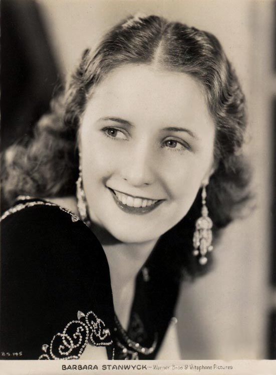 la blonde et sculpturale silhouette de Barbara Stanwyck (garce sublime d'ASSURANCE SUR LA MORT) 