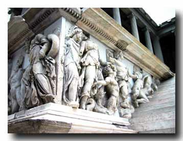 Dioses mitol&oacute;gicos en los rellanos del Altar de Pergamon
