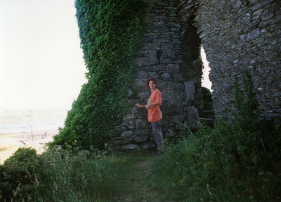 Ruine mit Efeu bewachsen