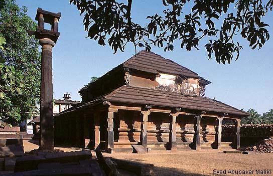 moni.jpg (13715 bytes)
