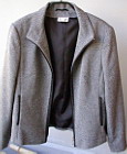 schwarz-weiß gemusterte Übergangsjacke