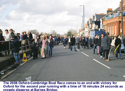 Crowds dispersing at Barnes Bridge after the 2006 Oxford-Cambridge Boat Race with an Oxford Victory
