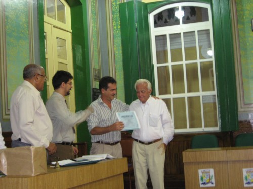 Eutrpio Oliveira recebe o Diploma, pelo acadmico Marco Antnio Rochael