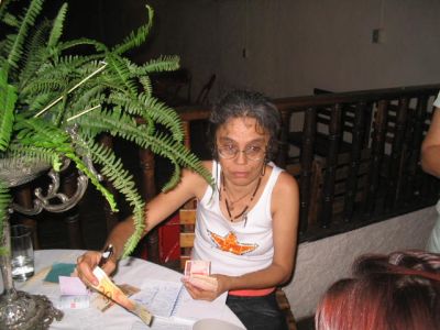 Tnia Martins vende os primeiros exemplares
