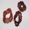 Ref250.Pulseira com madeira e sementes; Ref255.Pulseira dois fios com sementes de chuva de ouro; Ref256.Pulseira dois fios com sementes de tamarindo e madeira