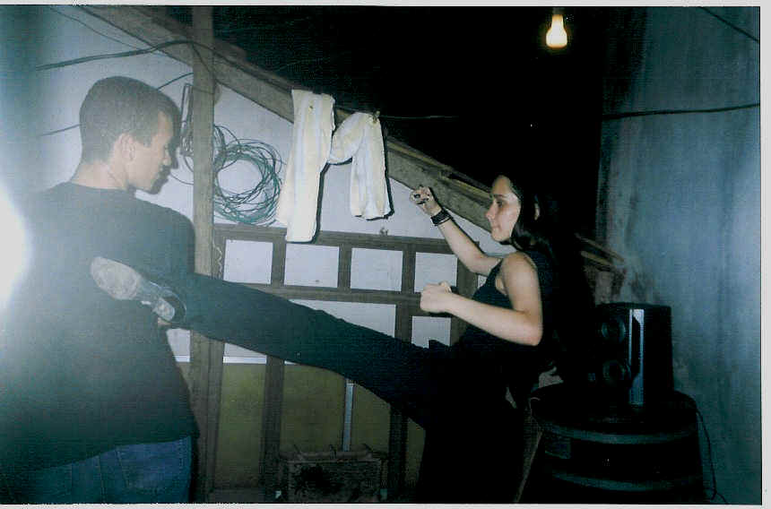 Priscila dando uma  de "As Panteras"