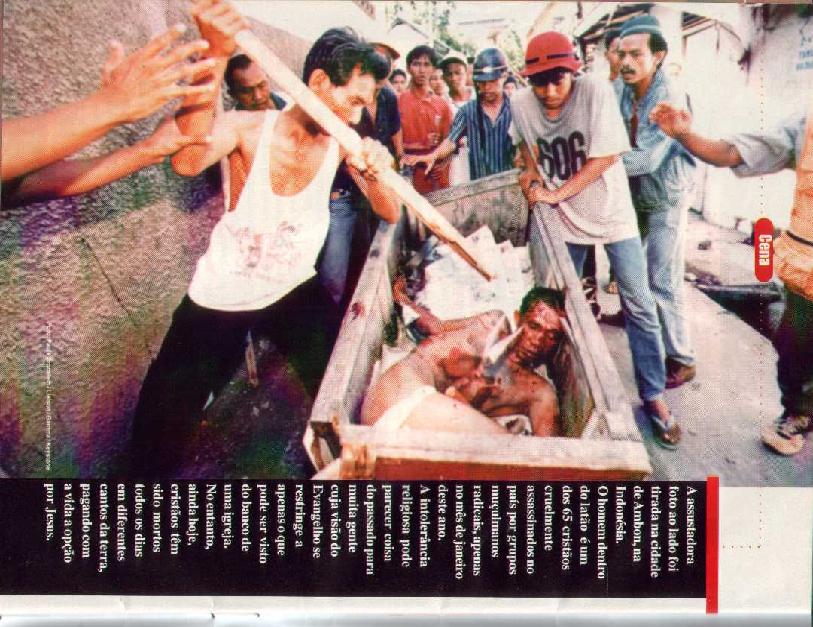 Indon�sia - O homem dentro do lat�o � um dos 65 crist�os que foram cruelmente assassinados por um grupo mul�umano