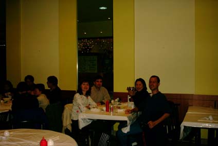 Dimitri - lado direito inferior, 27 anos, Socilogo, jantando no Canad em restaurante Vietnamita/Tailandes: