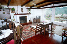 Sala com 3 ambientes e deck