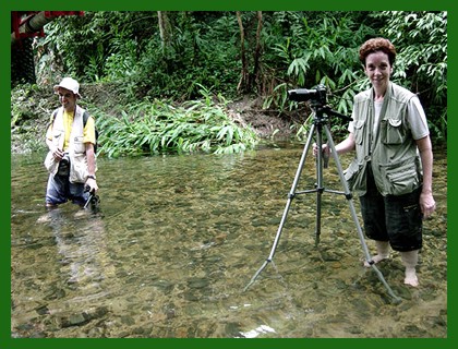Eu e a Prof Berenice no rio fotografando