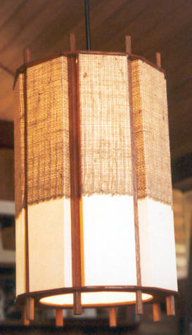 Luminria Sextavada Mdia em Papel 200g Resinado c/ Juta e Madeira - Altura 38cm - Dimetro 28cm - Preo sob Consulta