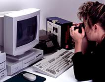 Operadora estressada em frente ao monitor tomando caf