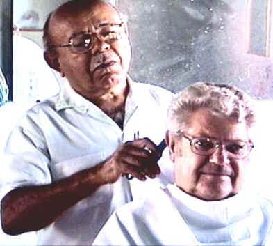 <<<Elpidio "Murumba" cortando cabelo do Readir Meneguesso, ambos torcedores do So Paulo>>>
