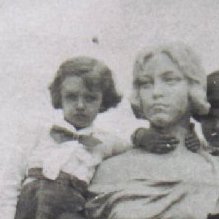 Junto ao busto da Escola Normal, no prim�rio