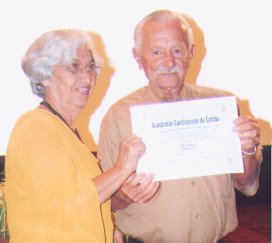 Entregando o Diploma Acad�mico a Silvio Prisco