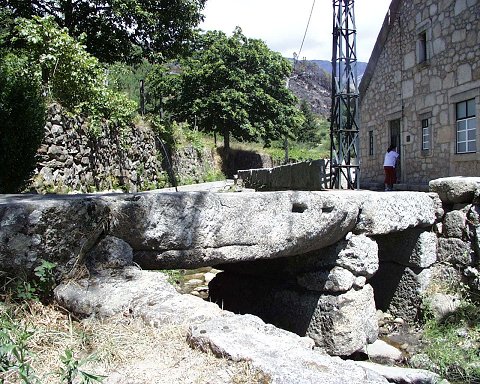 Ponte sobre o ribeiro