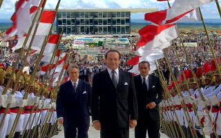 Brasília é inaugurada por Juscelino, que fica muito emocionado.